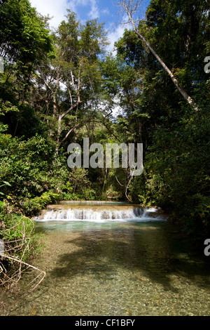 Der Copalitia River fließt durch die Berge der Sierra Madre in Oaxaca, México, in der Nähe des Pazifischen Ozeans. Stockfoto