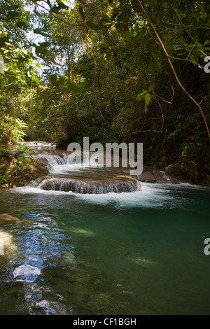 Der Copalitia River fließt durch die Berge der Sierra Madre in Oaxaca, México, in der Nähe des Pazifischen Ozeans. Stockfoto