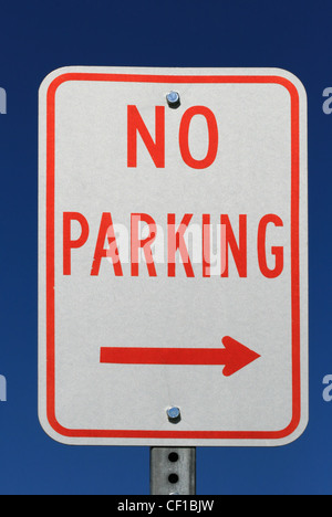 rot und weiß keinen Parkplatz melden Sie mit Pfeil und blauen Himmelshintergrund Stockfoto