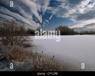 Schnee bedeckt Stockente See, einer der drei Seen im unteren Moor Naturschutzgebiet für die Farm bezeichnet eine Website von speziellen wissenschaftlichen In Stockfoto