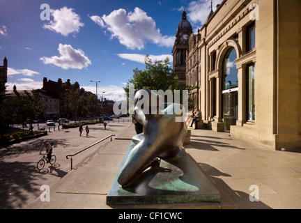 Eine Skulptur von Henry Moore, liegende Frau: Ellenbogen 1981, auf dem Display außerhalb Leeds City Art Gallery. Stockfoto