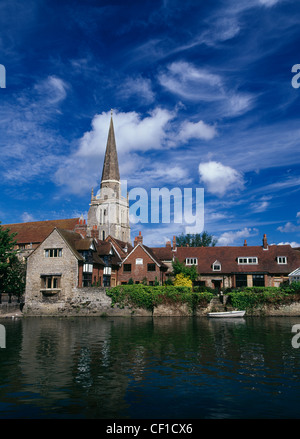 Blick auf die St Helens Kirche über die Themse in Abingdon. Stockfoto