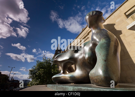 Eine Skulptur von Henry Moore, liegende Frau: Ellenbogen 1981, auf dem Display außerhalb Leeds City Art Gallery. Stockfoto