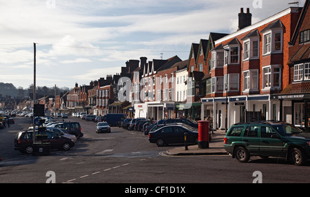 Auf beiden Seiten und in der Mitte der Hauptstraße in die geschäftige Marktstadt Marlborough geparkte Autos. Stockfoto