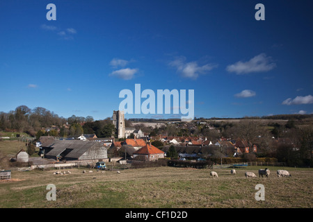 Blick über Ackerland der Pfarrei Kirche von St Michaels und das Dorf Aldbourne. Stockfoto