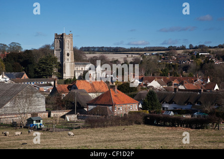 Blick über Ackerland der Pfarrei Kirche von St Michaels und das Dorf Aldbourne. Stockfoto