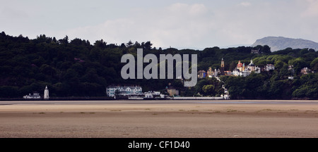 Blick über die Mündung des Flusses Dwyryd in Richtung Portmeirion, ein touristisches Dorf, gebaut von Sir Clough Williams-Ellis zwischen 19 Stockfoto