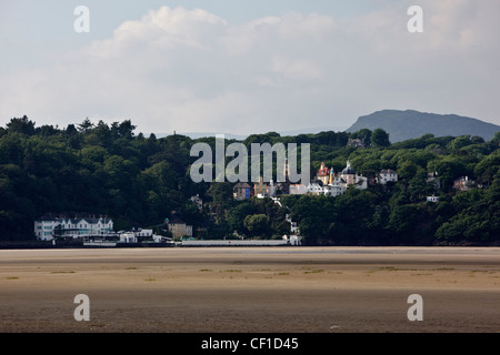 Blick über die Mündung des Flusses Dwyryd in Richtung Portmeirion, ein touristisches Dorf, gebaut von Sir Clough Williams-Ellis zwischen 19 Stockfoto