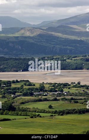 Blick über die Mündung des Flusses Dwyryd in Richtung Portmeirion, ein touristisches Dorf, gebaut von Sir Clough Williams-Ellis zwischen 19 Stockfoto