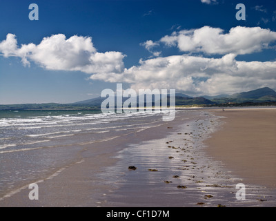 Wellen auf das Vorland von Harlech Beach. Stockfoto