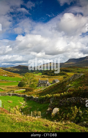 Bauernhaus in der Nähe von Cregennan Seen am Fuße des Gebirges Cader Idris im südlichen Snowdonia. Stockfoto