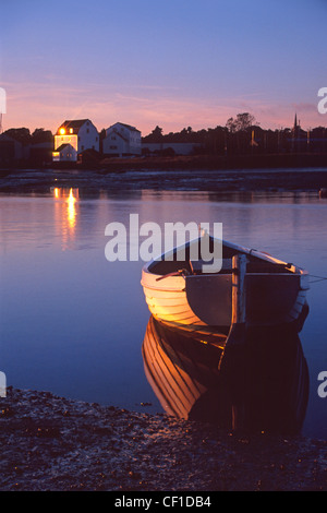 Sonnenuntergang über River Deben, mit Boot und Gezeiten-Mühle. Stockfoto