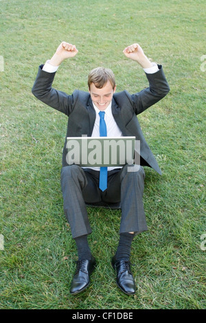 Geschäftsmann, sitzen im park Stockfoto