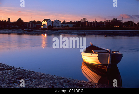 Sonnenuntergang über River Deben, mit Boot und Flut Mühle. Stockfoto