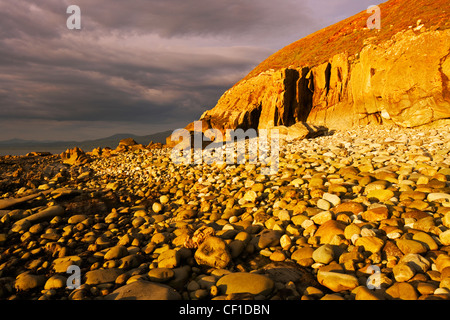 Sturm leichte stoney Strand in der Nähe von Llwyngwril in Snowdonia-Nationalpark. Stockfoto