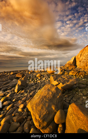 Sturm leichte stoney Strand in der Nähe von Llwyngwril in Snowdonia-Nationalpark. Stockfoto