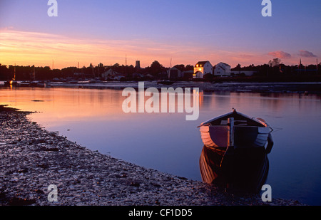 Sonnenuntergang über dem Fluss Deben, mit Boot und Gezeiten-Mühle. Stockfoto