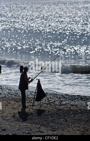 Ein Angler Angeln vom Strand von Tywyn, einem Badeort an der Cardigan Bay. Stockfoto