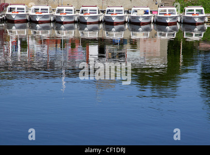 Selbst fahren Boote mieten vom Kingcraft und Abingdon Boot entfernt auf der Themse bei Abingdon Brücke. Stockfoto