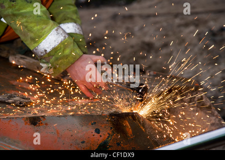 Ein Mann während Silbury Hill Sanierungsprojekt Schweißen. Stockfoto