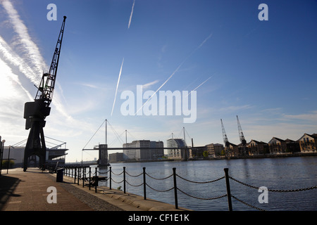 Verfallene Krane stehen als eine Erinnerung an die Vergangenheit am Royal Victoria Dock in den sanierten Docklands von London 4. Stockfoto