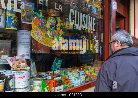 Paris, Frankreich: Schaufensterbummel Mann, Französisch Lebensmittelgeschäft in Montorgueil Bezirk, "G. s.", (Küchengeräte und Lebensmittel) Stockfoto