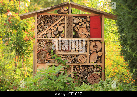 Unterschlupf für Insekten in einem biologischen Gemüsegarten. Stockfoto