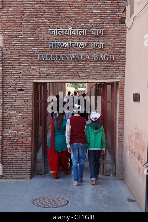 Besucher betreten Jallianwala Bagh, der Website von das Amritsar-Massaker im Jahr 1919 Stockfoto