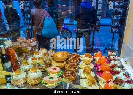 Paris, Frankreich, Shopping, im Viertel Rue Montorgueil, farbenfrohe French Cakes Store im Fenster der Bäckerei „Stohrer“ Stockfoto