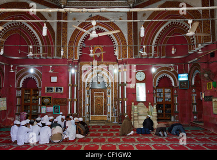 Männer beten in der Jamaat Khana Masjid in der Nähe das Grab des Sufi-Heiligen Nizamuddin (Nizamuddin Dargah), Delhi, Indien Stockfoto