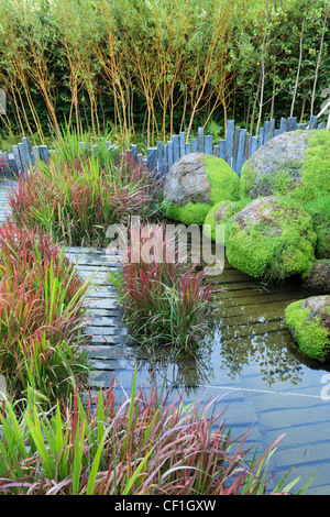 Kugeln und Schiefer Boden in das Festival International des Jardins de Chaumont-Sur-Loire: Garten 'Le Creux De La Main' Stockfoto