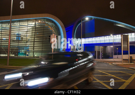 Dublin Airport Terminal zwei 2 Uhr nachts mit schnellen SUV Bewegungsgeschwindigkeit zu verwischen, im Vordergrund Stockfoto