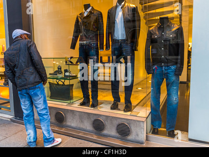 Paris, Frankreich, man Window Shopping, im Montorgueil District, Mode Textilmannequin Stockfoto