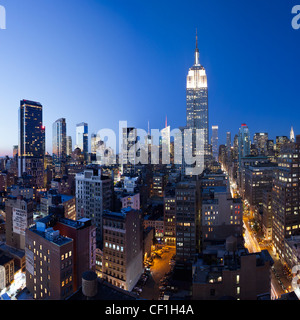 New York City, Manhattan, Midtown Manhattan, erhöhte Abenddämmerung Blick auf das Empire State Building Stockfoto