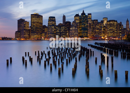 Vereinigte Staaten von Amerika, New York, Dämmerung Blick auf die Wolkenkratzer von Manhattan aus der Nachbarschaft in Brooklyn Heights. Stockfoto