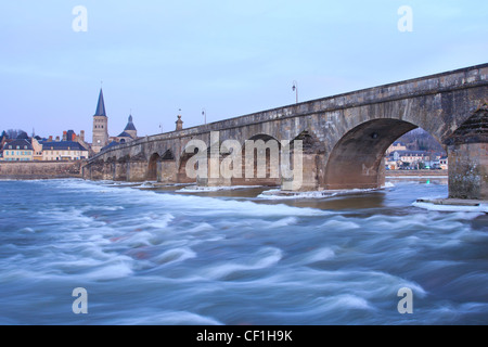 Frankreich, Nièvre, La Charite-Sur-Loire, die Stadt, die alte Brücke über die Loire und die Stadt. Stockfoto