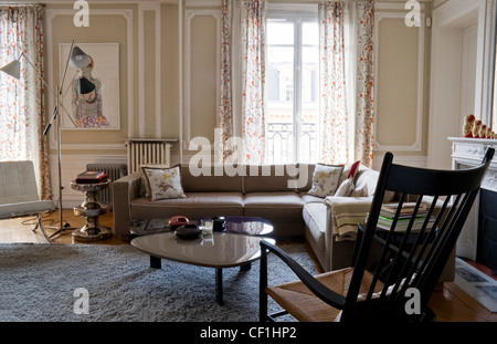 Heimat der Schuhdesigner, Maloles Miracosta Antignac, in Paris lebenden Raum Beige Ecksofa von India Mahdavi, poliert Parkett Stockfoto