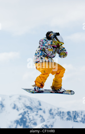 Snowboarder, Big Air bei einem Wettbewerb auf dem Gipfeltreffen der Nevis Range Fort William schottischen Highlands Schottland Großbritannien Stockfoto