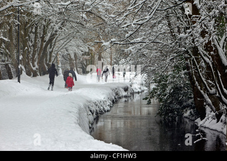 Menschen gehen durch dick Schnee entlang Bow Wow, eine Gasse laufen neben dem Fluss Churn im Winter. Stockfoto