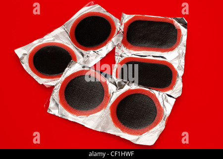 Fahrrad Reifen Reparaturflecken auf Alufolie Kautschuk Stockfoto