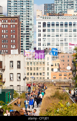 Menschen zu Fuß auf der High Line, untere West Side in New York Stockfoto