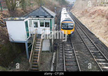 Totley Tunnel Ost Stellwerk und mehrere Diesel-Triebzug Reise von Grindleford nach Sheffield Stockfoto