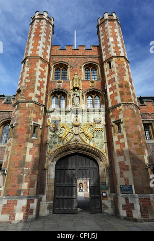 Das große Tor (1516) von Str. Johns Hochschule, Cambridge, geschmückt mit den Wappen der Gründerin Dame Margaret Beaufort Stockfoto