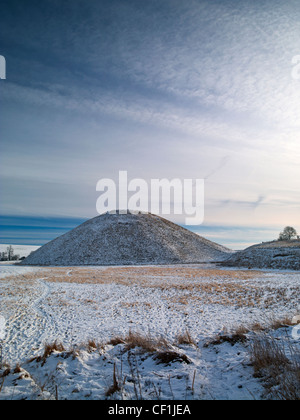 Silbury Hill, einem alten Megalith-Monument in Wiltshire, bedeckt mit einer Schicht Schnee und Frost. Stockfoto