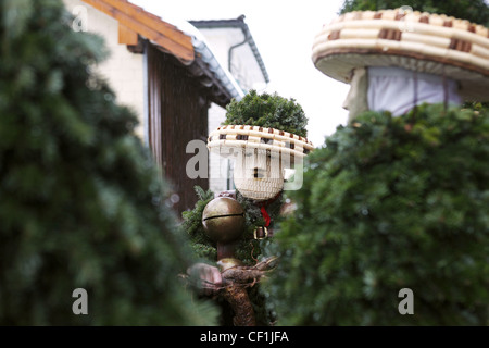 Bewohner nehmen Teil in die jährliche Tradition von Silvesterchläusen vom New Years Eve in der alten Stadt Urnäsch, Schweiz Stockfoto