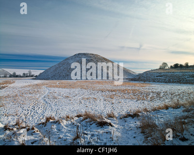 Silbury Hill, einem alten Megalith-Monument in Wiltshire, bedeckt mit einer Schicht Schnee und Frost. Stockfoto