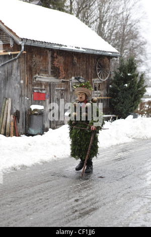 Bewohner nehmen Teil in die jährliche Tradition von Silvesterchläusen vom New Years Eve in der alten Stadt Urnäsch, Schweiz Stockfoto