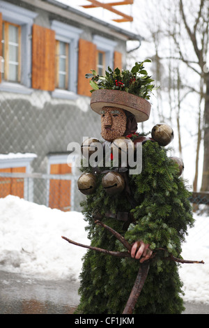 Bewohner nehmen Teil in die jährliche Tradition von Silvesterchläusen vom New Years Eve in der alten Stadt Urnäsch, Schweiz Stockfoto