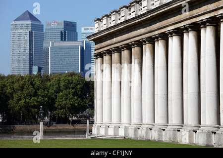 Das Old Royal Naval College in Greenwich mit den Wolkenkratzern von Canary Wharf im Hintergrund Stockfoto