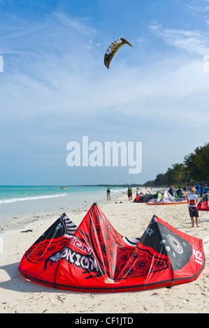 Kite-Surfer bereiten ihre Drachen für den Start in Paje, Zanzibar, Tansania Stockfoto